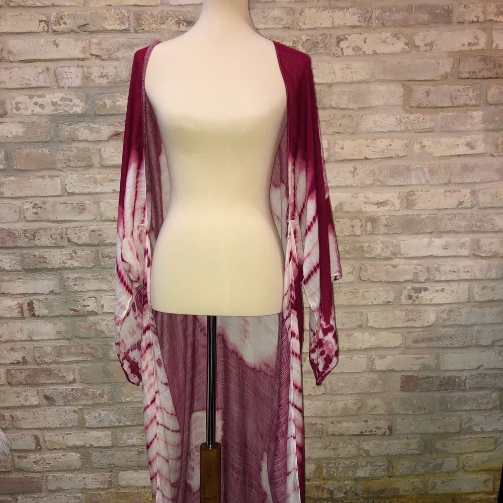 Lovely, flowy long kimono in magenta and white